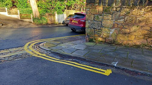 Yellow lines in Roslin Road