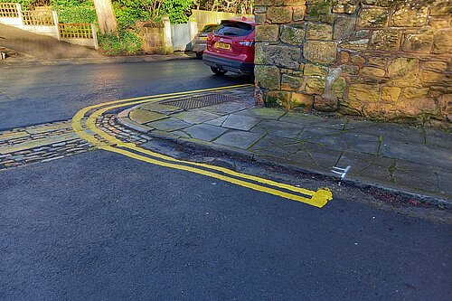 Yellow lines in Roslin Road